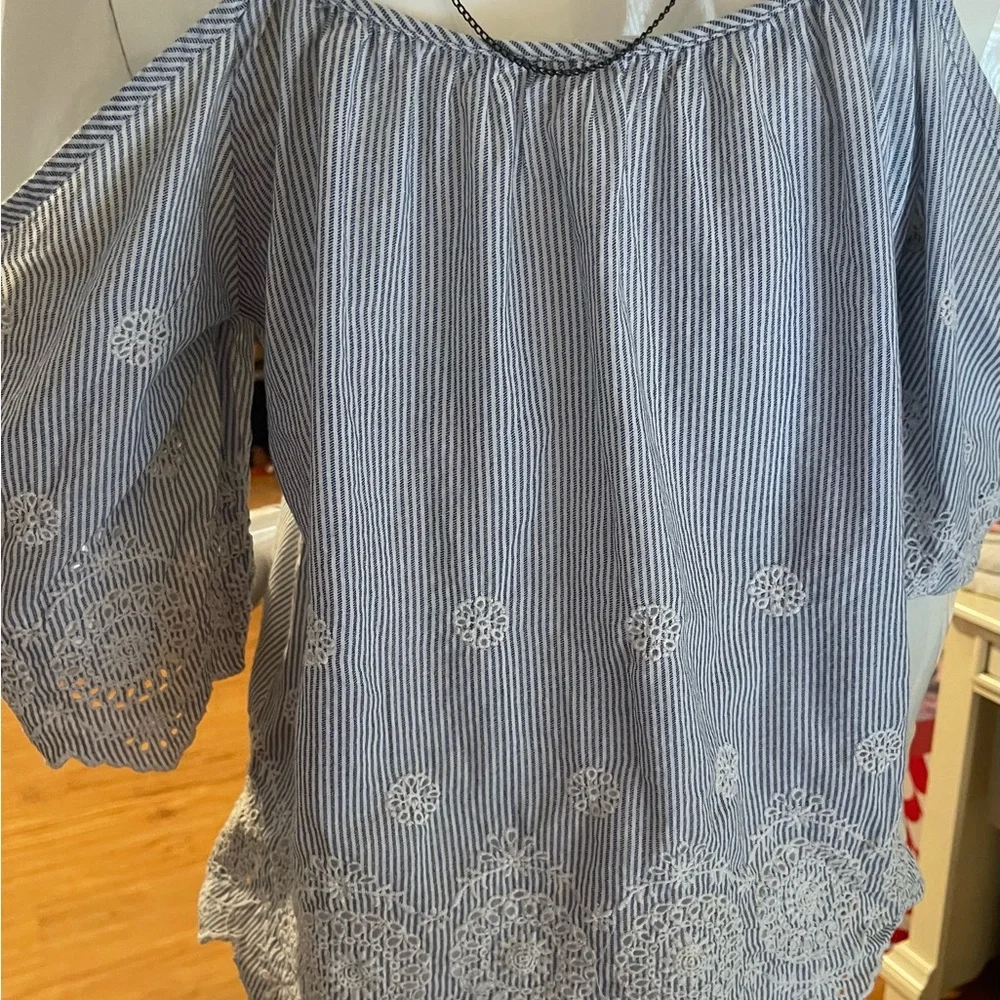 Pretty top for spring - Picture 4 of 4